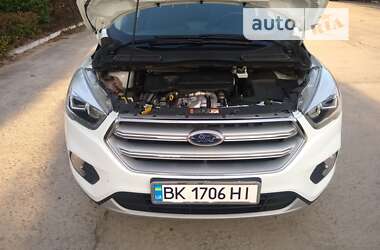 Позашляховик / Кросовер Ford Kuga 2017 в Вараші