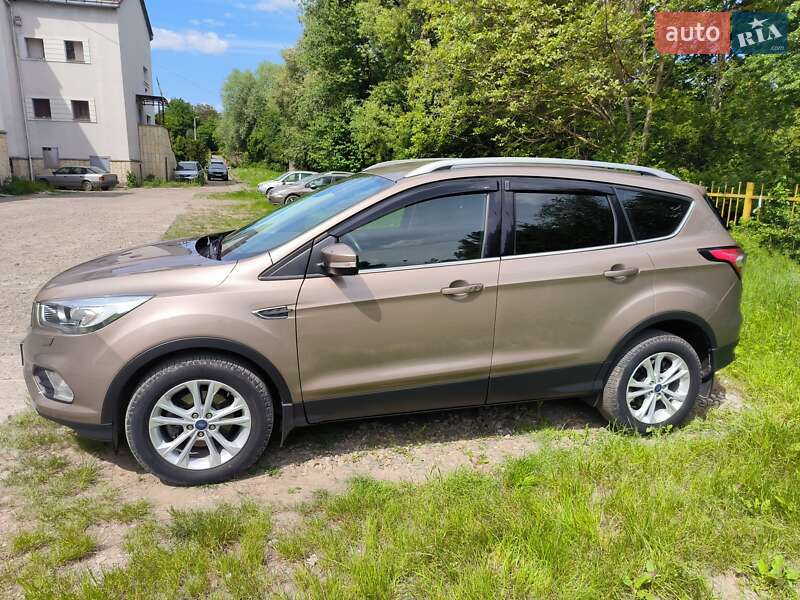 Позашляховик / Кросовер Ford Kuga 2019 в Чернівцях