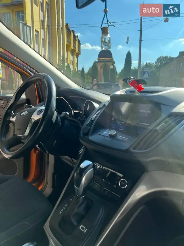 Позашляховик / Кросовер Ford Kuga 2015 в 