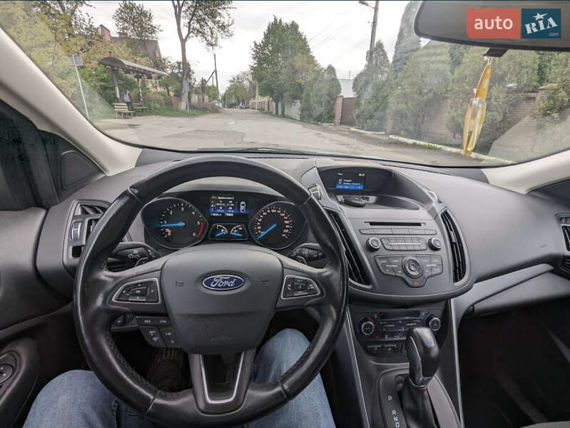 Позашляховик / Кросовер Ford Kuga 2017 в Чернівцях