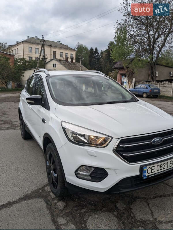 Позашляховик / Кросовер Ford Kuga 2017 в Чернівцях