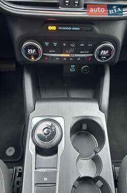 Позашляховик / Кросовер Ford Kuga 2020 в 