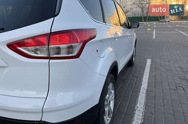 Позашляховик / Кросовер Ford Kuga 2015 в 