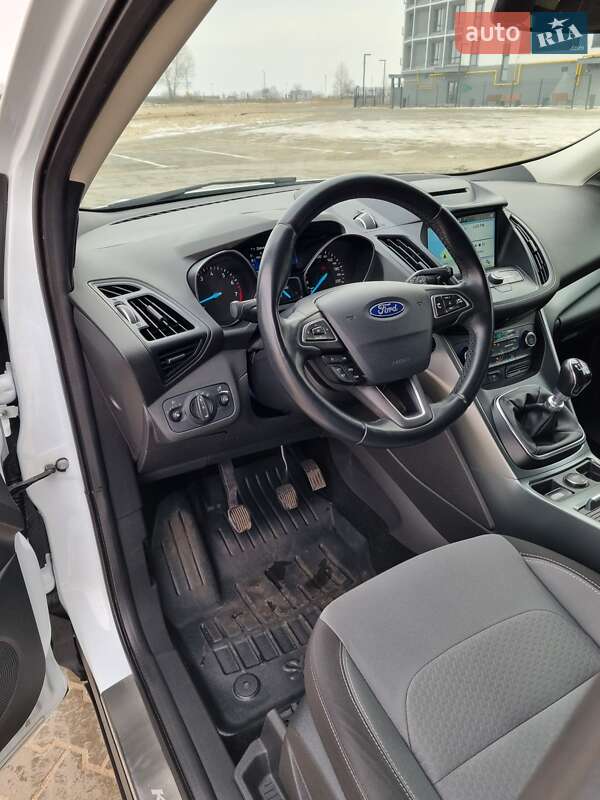 Внедорожник / Кроссовер Ford Kuga 2016 в Черкассах