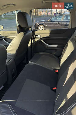 Внедорожник / Кроссовер Ford Kuga 2012 в 