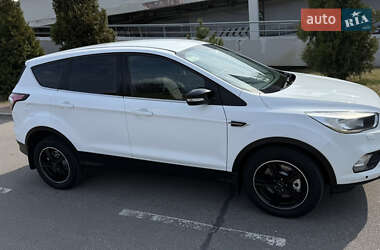 Внедорожник / Кроссовер Ford Kuga 2017 в 