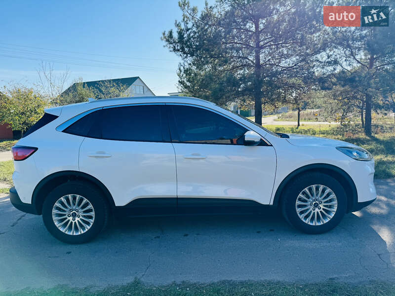 Позашляховик / Кросовер Ford Kuga 2021 в Ромнах