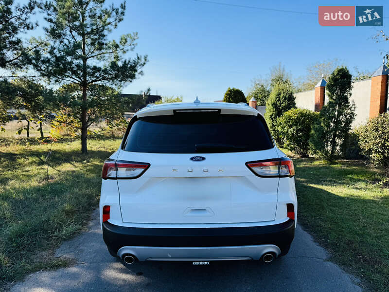 Позашляховик / Кросовер Ford Kuga 2021 в Ромнах