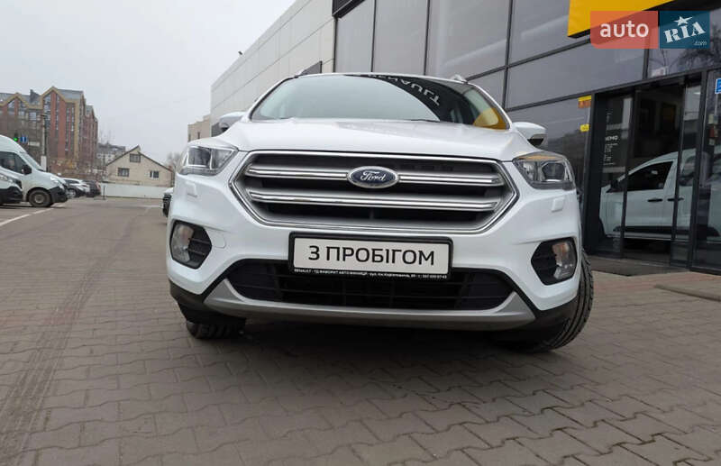 Позашляховик / Кросовер Ford Kuga 2019 в 