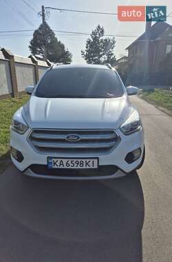 Позашляховик / Кросовер Ford Kuga 2019 в 