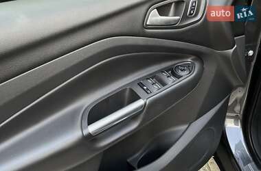 Позашляховик / Кросовер Ford Kuga 2017 в 