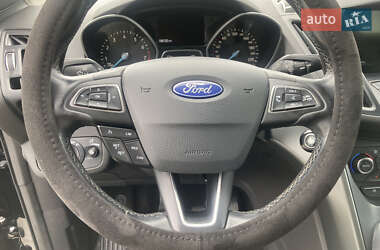 Позашляховик / Кросовер Ford Kuga 2017 в 