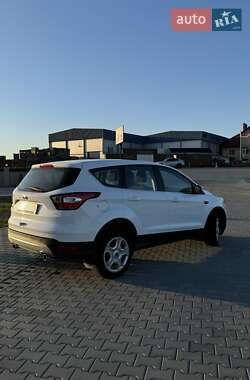 Позашляховик / Кросовер Ford Kuga 2019 в 