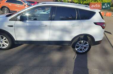 Позашляховик / Кросовер Ford Kuga 2016 в 