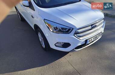 Позашляховик / Кросовер Ford Kuga 2016 в 