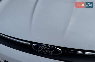 Внедорожник / Кроссовер Ford Kuga 2013 в 