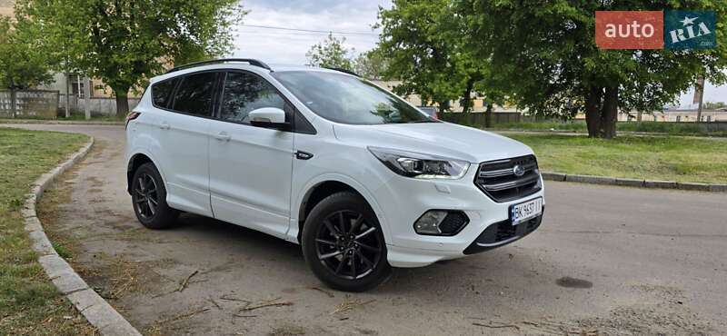Позашляховик / Кросовер Ford Kuga 2019 в 