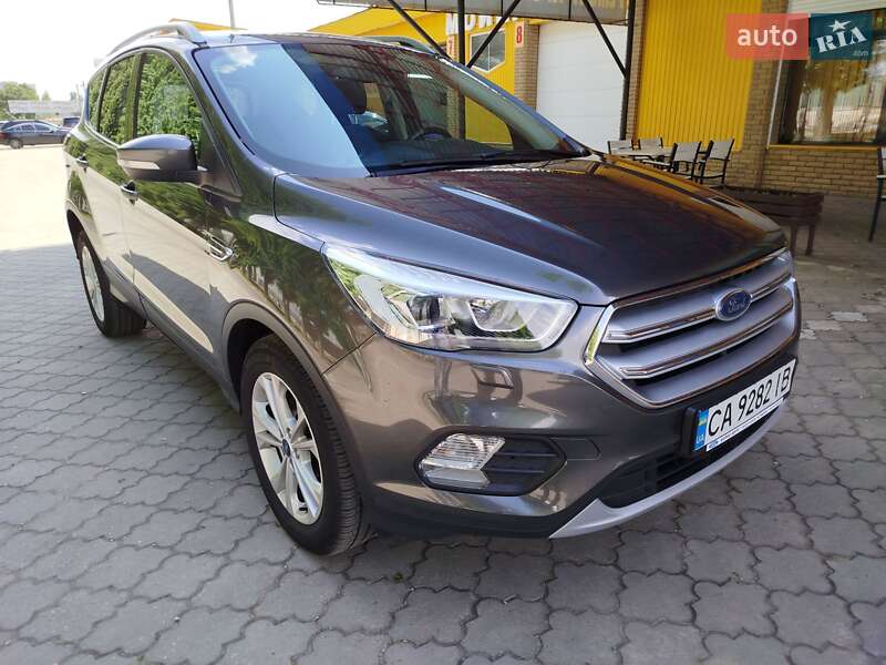 Позашляховик / Кросовер Ford Kuga 2019 в 