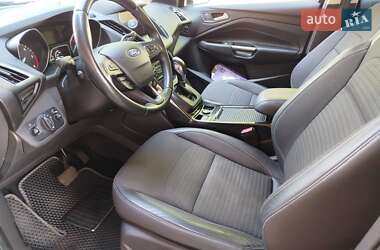 Позашляховик / Кросовер Ford Kuga 2019 в 