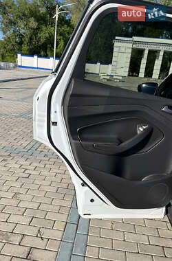 Позашляховик / Кросовер Ford Kuga 2013 в 