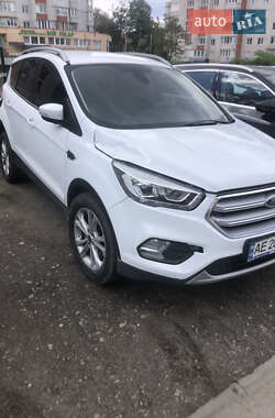 Позашляховик / Кросовер Ford Kuga 2019 в 