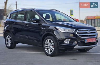 Позашляховик / Кросовер Ford Kuga 2019 в 