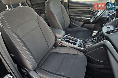 Позашляховик / Кросовер Ford Kuga 2019 в 