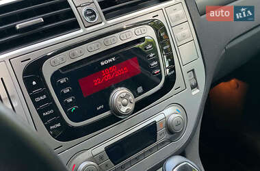 Позашляховик / Кросовер Ford Kuga 2012 в 