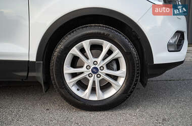 Позашляховик / Кросовер Ford Kuga 2019 в 