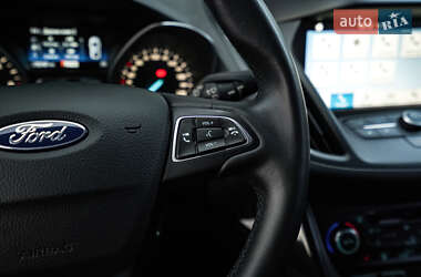 Позашляховик / Кросовер Ford Kuga 2019 в 