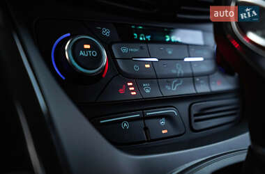 Позашляховик / Кросовер Ford Kuga 2019 в 