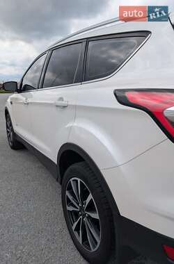 Позашляховик / Кросовер Ford Kuga 2017 в 