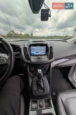 Позашляховик / Кросовер Ford Kuga 2017 в 