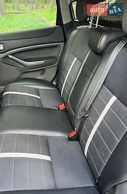 Внедорожник / Кроссовер Ford Kuga 2010 в 