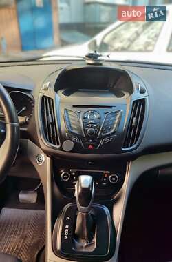 Позашляховик / Кросовер Ford Kuga 2013 в 