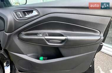 Позашляховик / Кросовер Ford Kuga 2016 в 