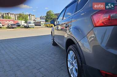 Внедорожник / Кроссовер Ford Kuga 2012 в 