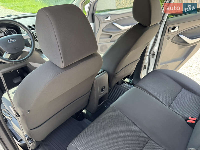 Внедорожник / Кроссовер Ford Kuga 2010 в Надворной
