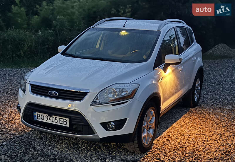 Внедорожник / Кроссовер Ford Kuga 2010 в Надворной