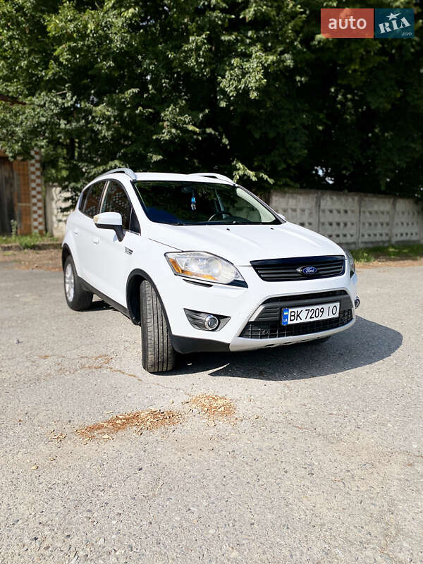 Внедорожник / Кроссовер Ford Kuga 2012 в 