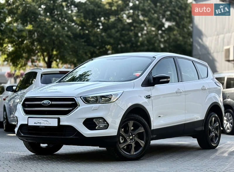 Внедорожник / Кроссовер Ford Kuga 2017 в 