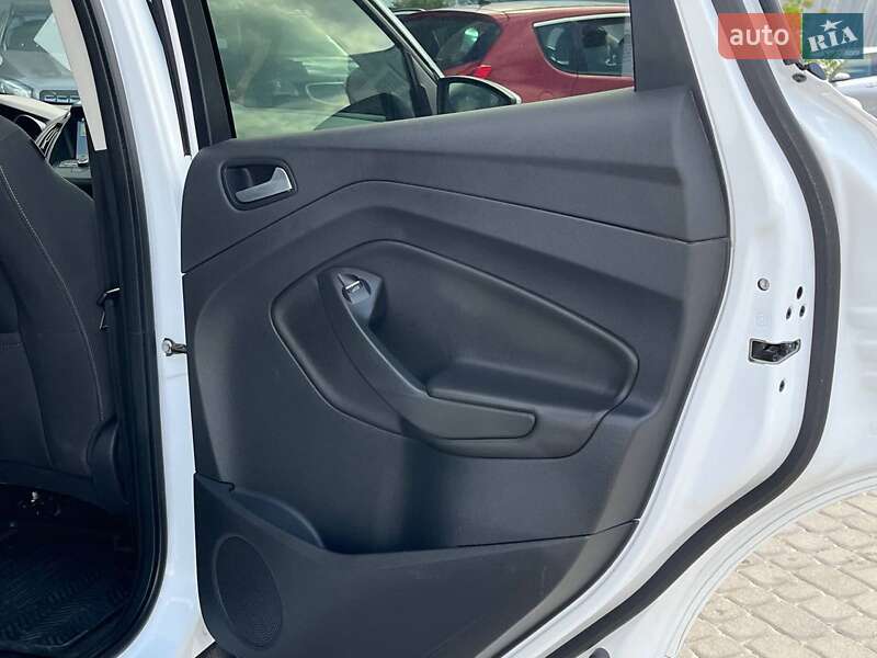 Внедорожник / Кроссовер Ford Kuga 2017 в Львове