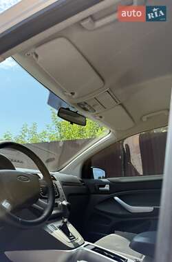 Внедорожник / Кроссовер Ford Kuga 2012 в 