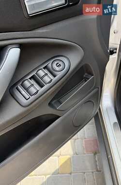 Внедорожник / Кроссовер Ford Kuga 2012 в 