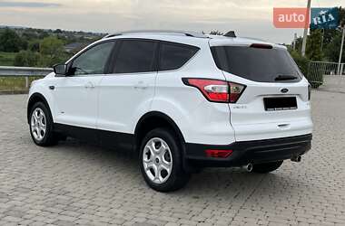 Позашляховик / Кросовер Ford Kuga 2017 в 