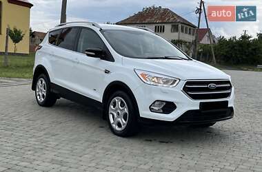 Позашляховик / Кросовер Ford Kuga 2017 в 