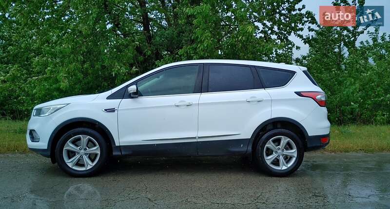 Внедорожник / Кроссовер Ford Kuga 2017 в Каменец-Подольском