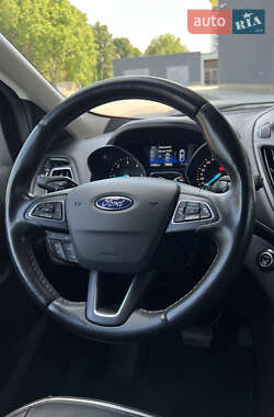 Внедорожник / Кроссовер Ford Kuga 2017 в 