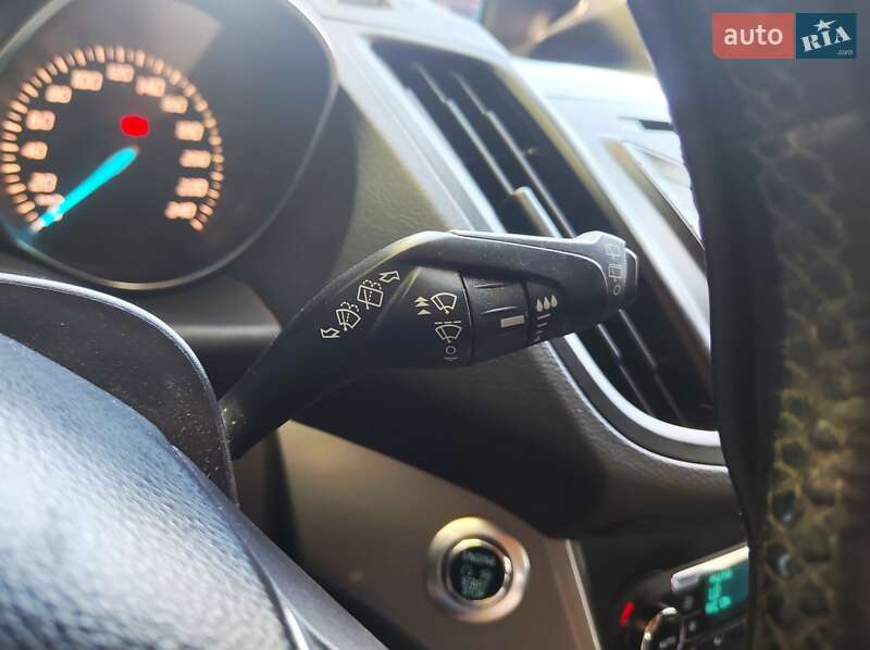 Внедорожник / Кроссовер Ford Kuga 2015 в Вознесенске