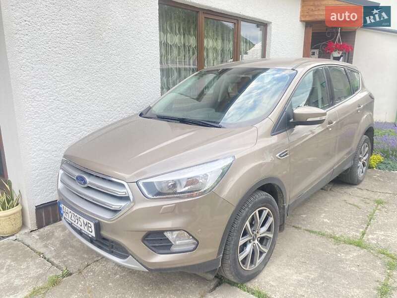 Внедорожник / Кроссовер Ford Kuga 2019 в 
